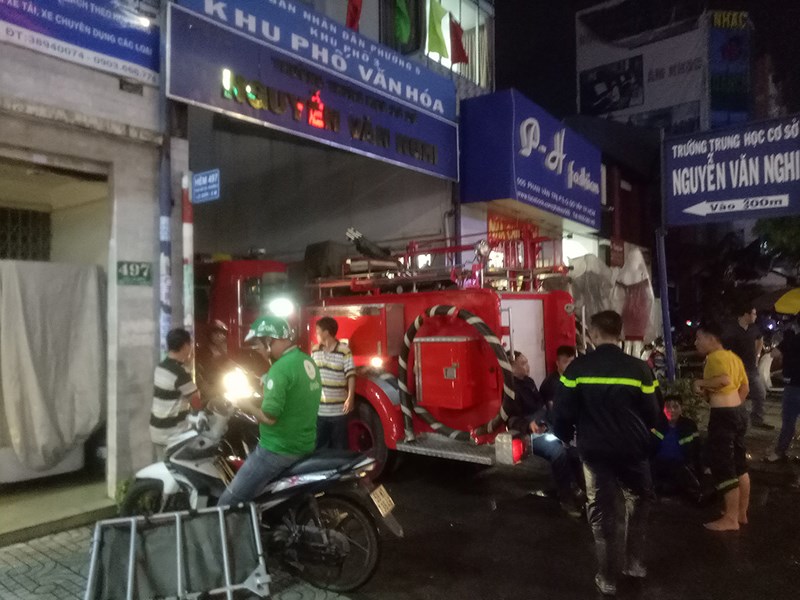 Cháy nhà 4 tầng ở đường Phan Văn Trị, người dân hoảng loạn - ảnh 1