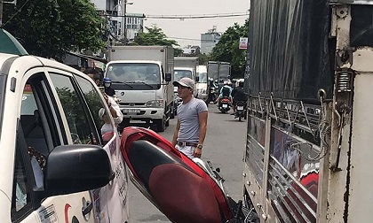 Sốc với hiện trường vụ tai nạn xe máy bị kẹp giữa 2 ô tô