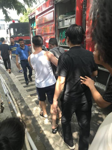 Me be con nhay khoi biet thu Trung Van dang chay