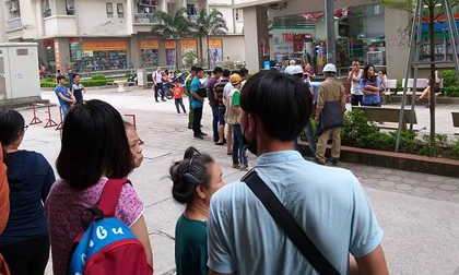 Truy tìm kẻ rút súng bắn vợ giữa chung cư ở Hà Nội