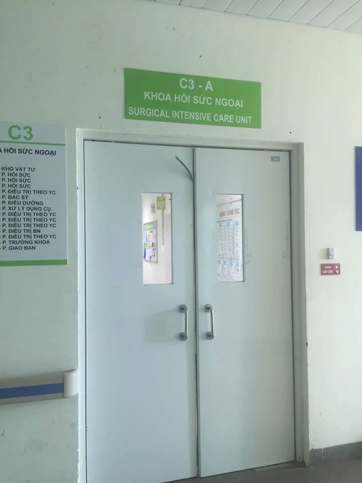 Cô gái trẻ đang được điều trị