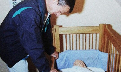 Ông bố gục khóc trước tội ác tày trời của mình và bản án gây phẫn nộ khi đánh đổi bằng 4 mạng người