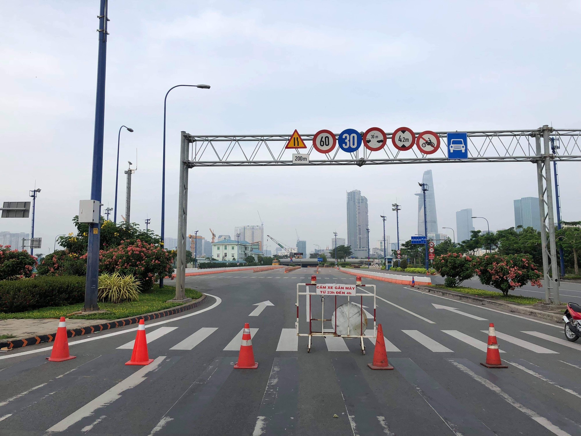 Xác định nguyên nhân vụ sập công trình trước cửa hầm Sài Gòn, giao thông ùn tắc kéo dài Xác định nguyên nhân vụ sập công trình trước cửa hầm Sài Gòn, giao thông ùn tắc kéo dài