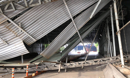 Xác định nguyên nhân vụ sập công trình trước cửa hầm Sài Gòn, giao thông ùn tắc kéo dài