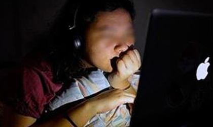 Cô gái suýt mù mắt vì có sở thích giống nhiều chị em