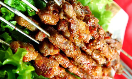 Bé trai viêm phổi suốt 8 tháng, nguyên nhân xuất phát từ chiếc que bán đầy ở cổng trường