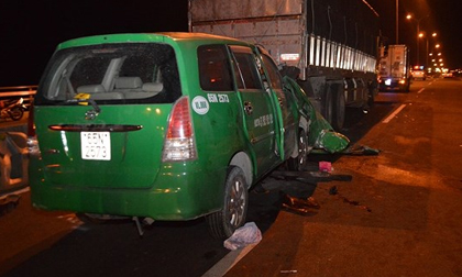 3 người trên taxi tử vong sau cú tông vào xe tải đang dừng