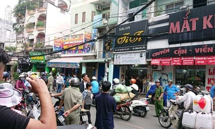 Nghi can cướp giật dùng mảnh kính doạ tự tử khi bị công an truy bắt