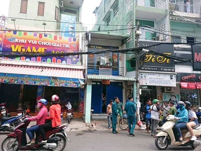 Nghi can cướp giật dùng mảnh kính doạ tự tử khi bị công an truy bắt