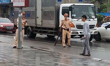 Cảnh sát khống chế, bắt giữ nam thanh niên nghi ngáo đá cầm dao đe dọa khiến người đi đường khiếp sợ