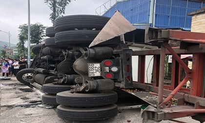 3 ô tô va chạm liên hoàn, công nhân trồng cây bên đường bất ngờ gặp nạn