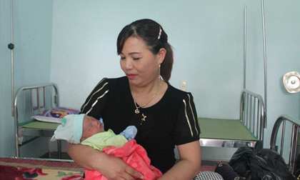 Bé gái sơ sinh bị bỏ rơi ở gốc cây gần trạm y tế