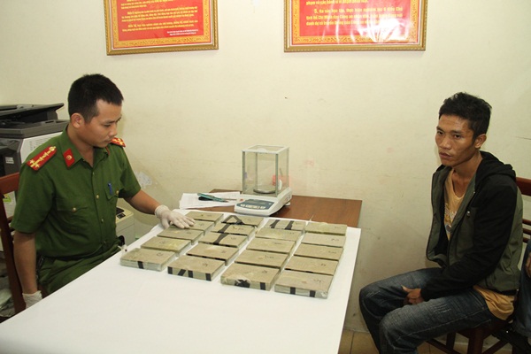 Nam thanh niên người Mông khoác hai balo ma túy vào quán cơm - 1
