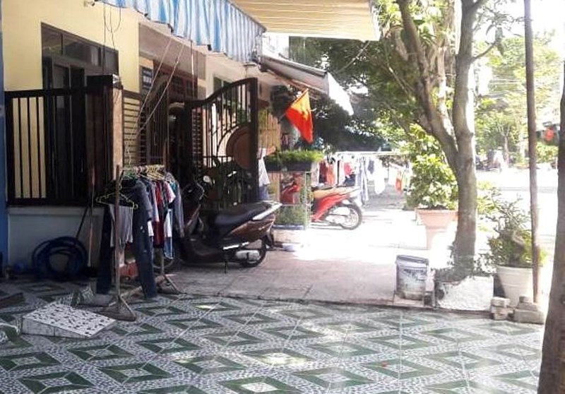 Người phụ nữ bất ngờ tẩm xăng tự thiêu giữa đường - ảnh 1