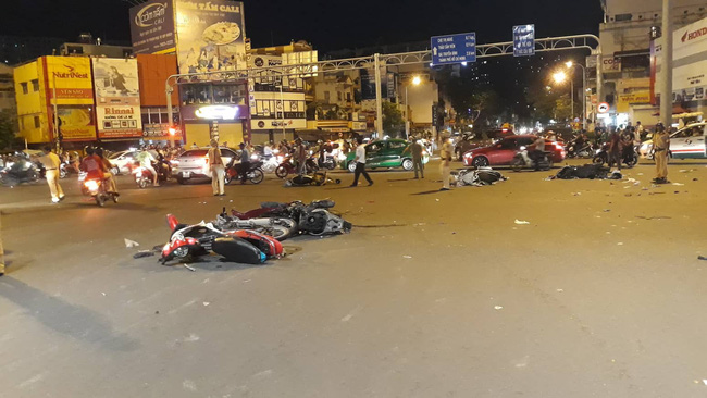 Lời khai ban đầu của nữ tài xế gây tai nạn kinh hoàng khiến nhiều người thương vong ở Hàng Xanh - Ảnh 2. Lời khai ban đầu của nữ tài xế gây tai nạn kinh hoàng khiến nhiều người thương vong ở Hàng Xanh - Ảnh 2.