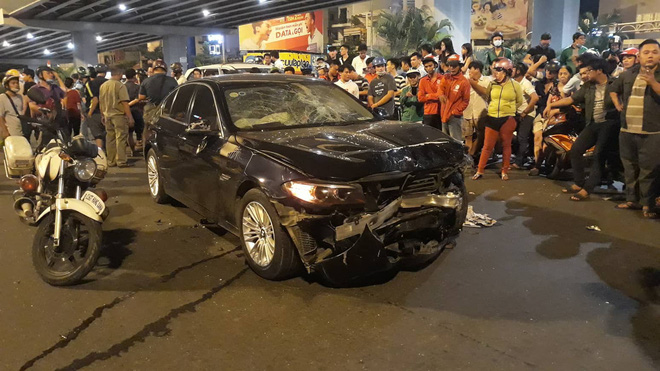 Nhân chứng vụ nữ tài xế điều khiển xe BMW gây tai nạn ở Sài Gòn: Cô gái trẻ bị kéo lê khoảng 20m nên không qua khỏi… Nhân chứng vụ nữ tài xế điều khiển xe BMW gây tai nạn ở Sài Gòn: Cô gái trẻ bị kéo lê khoảng 20m nên không qua khỏi…