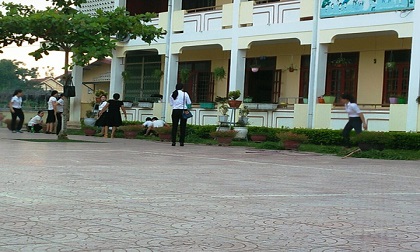Nam giáo viên mang dao xông vào trường đánh 2 nữ giáo viên bị thương