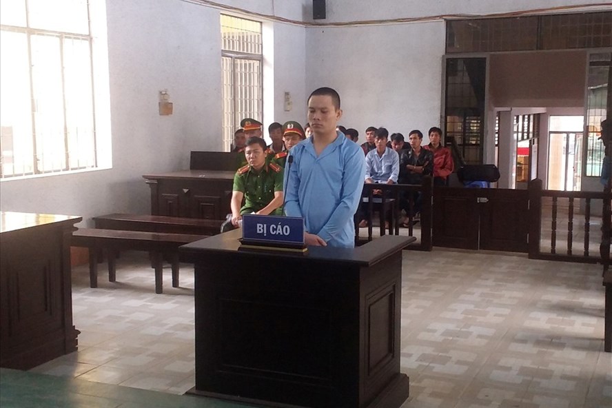 Lĩnh án 11 năm tù vì phóng dao khiến cha tử vong Lĩnh án 11 năm tù vì phóng dao khiến cha tử vong