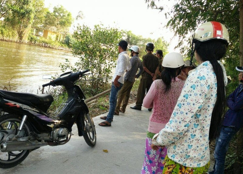 Tin nhanh - Thi thể người đàn ông đội mũ bảo hiểm trôi dưới kênh ở Cà Mau