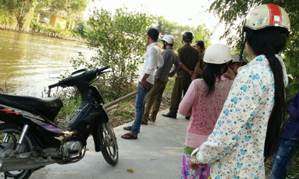 Thi thể người đàn ông đội mũ bảo hiểm trôi dưới kênh ở Cà Mau