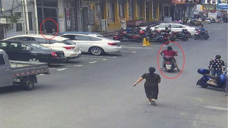 Bị người phụ nữ truy đuổi suốt 2 km, tên trộm chắp tay xin tha vì không thở được nữa rồi