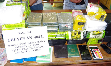 Bắt 2 đối tượng thu hơn 3 tạ ma túy đá và 10 bánh heroin