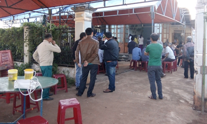 Chồng phát hiện vợ tử vong sau vườn với nhiều vết thương