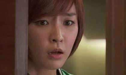 Nửa đêm khát nước xuống nhà, phát hiện bí mật động trời của người bố chồng giám đốc