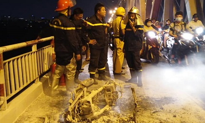 Xe máy đang lưu thông bốc cháy ngùn ngụt, 3 người thoát nạn