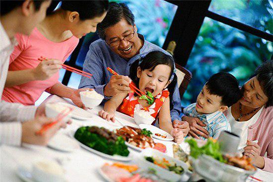 nua dem khat nuoc xuong nha, phat hien bi mat dong troi cua nguoi bo chong giam doc - 1