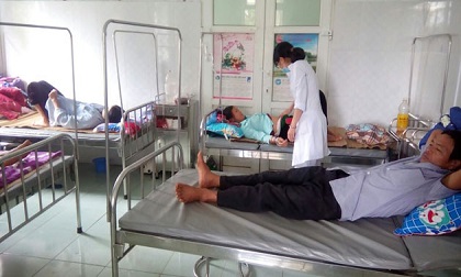 Mổ trâu liên hoan nhà mới, 42 người phải nhập viện