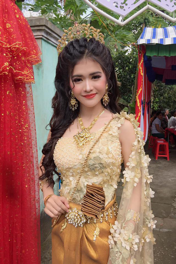 Truy tìm danh tính cô dâu xinh đẹp trong trang phục Khmer đeo cả 'cây' vàng 0