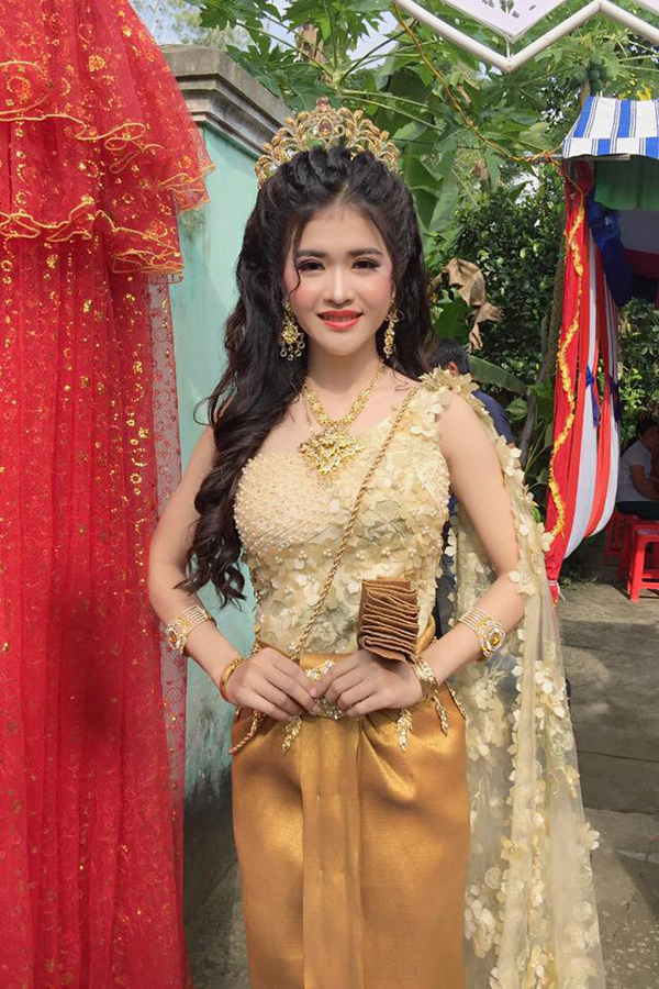 Cô dâu xinh đẹp người Khmer.