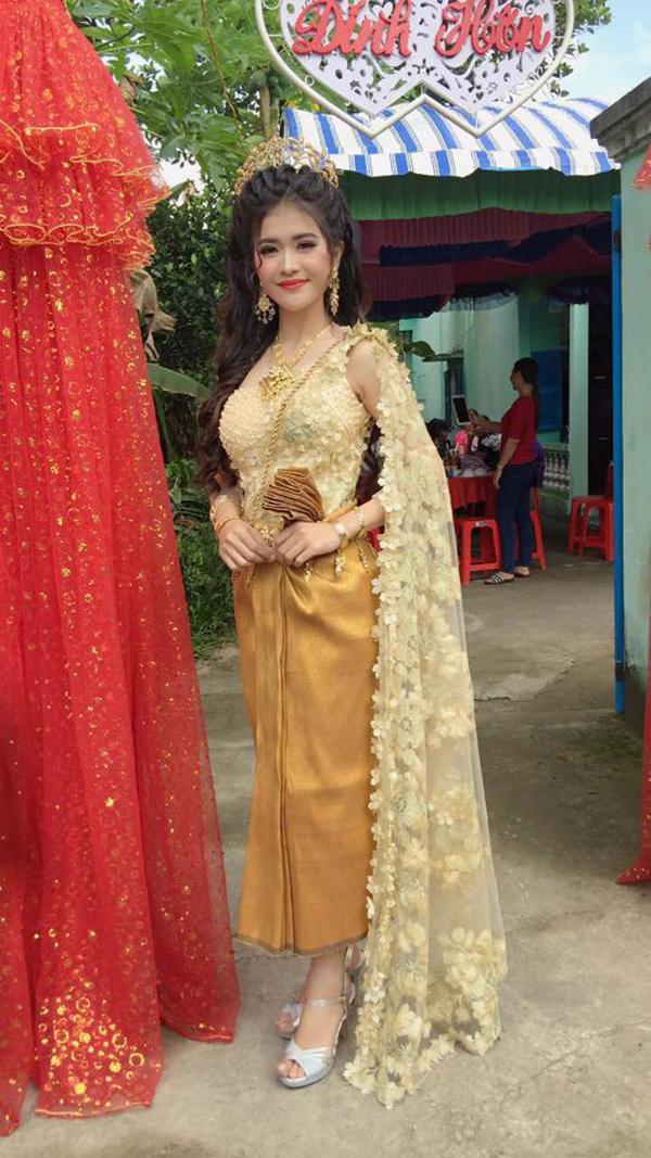 Trang phục đặc biệt của cô dâu gây chú ý.