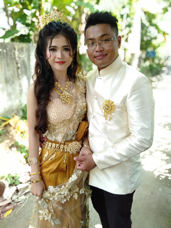 Truy tìm danh tính cô dâu xinh đẹp trong trang phục Khmer đeo cả 'cây' vàng 4