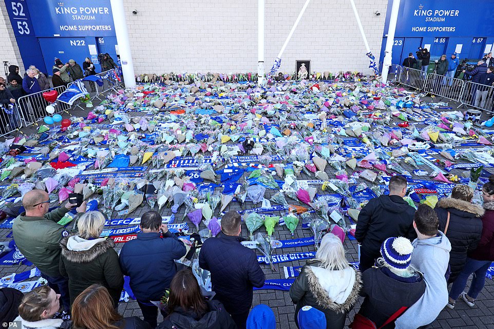 hinh anh tham khoc vu roi truc thang khien chu tich leicester thiet mang hinh anh 8