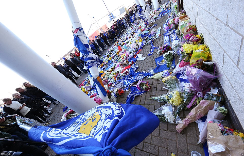 hinh anh tham khoc vu roi truc thang khien chu tich leicester thiet mang hinh anh 9