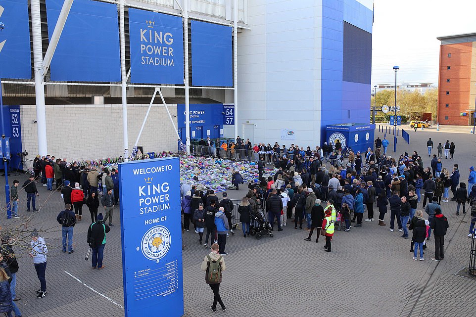 hinh anh tham khoc vu roi truc thang khien chu tich leicester thiet mang hinh anh 14
