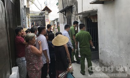 Người thân ngã quỵ khi phát hiện shipper treo cổ ở Sài Gòn