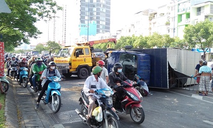 Nhiều người vứt xe, chạy thục mạng khi ô tô tải “đại náo” phố Sài Gòn
