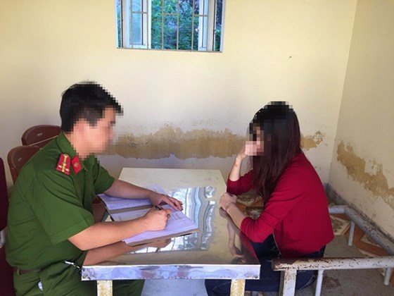Công an tiến hành lấy lời khai “tú bà” Lê Thị Hà Phương. Ảnh: báo SGGP.