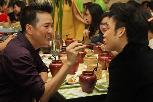 Gia đình quyền lực và sóng gió bậc nhất showbiz: Hoài Linh không nhìn mặt, Dương Triệu Vũ lại dính tin đồn yêu Mr. Đàm - Ảnh 7. Gia đình quyền lực và sóng gió bậc nhất showbiz: Hoài Linh không nhìn mặt, Dương Triệu Vũ lại dính tin đồn yêu Mr. Đàm - Ảnh 7.