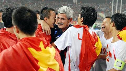 HLV Calisto cùng các học trò sau chức vô địch AFF Cup 2008.
