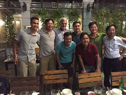 HLV Calisto chụp cùng các học trò cũ và ông Nguyễn Lân Trung khi sang Việt Nam hồi 2016 (ảnh: facebook nhân vật).