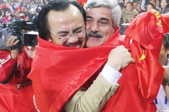Một hình ảnh gây xúc động của HLV Calisto và bầu Thắng sau chức vô địch AFF Cup 2008.