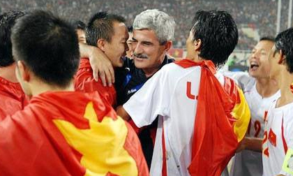 'Vị thánh sống' từng giúp ĐT Việt Nam lên ngôi AFF Cup 2008 giờ đang làm gì?