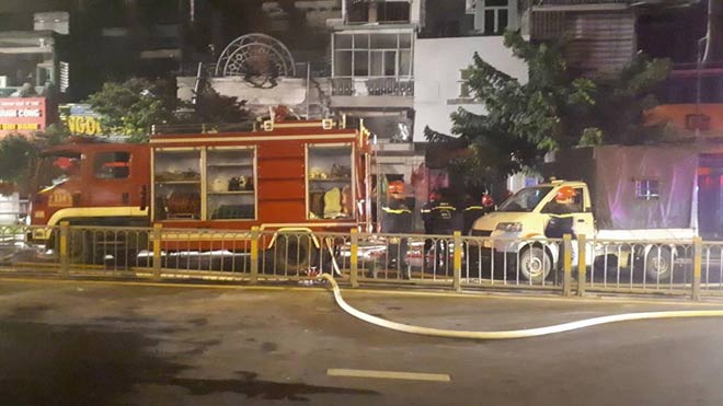 Quán bar ở TP HCM bốc cháy dữ dội lúc rạng sáng - 3