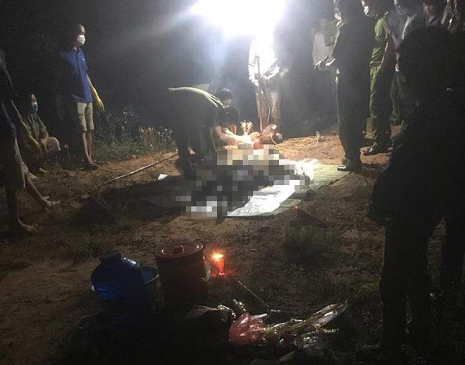 Kinh hoàng phát hiện thi thể người đàn ông đang phân hủy trong vũng nước - 1