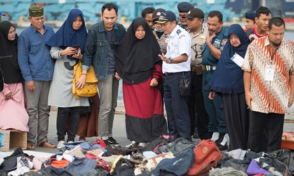 Nóng: Nạn nhân đầu tiên vụ rơi máy bay Indonesia được nhận dạng