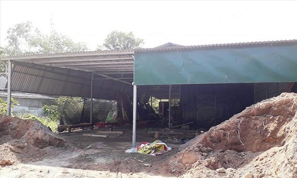 Dân 'náo loạn' vì tiệm quan tài đặt sát cổng làng